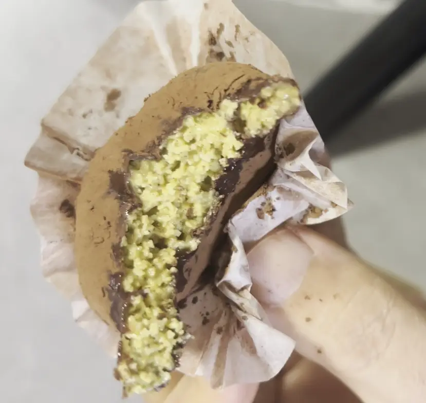 두바이쫀득쿠키 반쪼갠사진