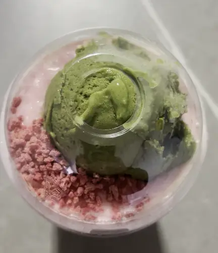 말차젤라또 퐁당 딸기프라페 위에서찍은사진