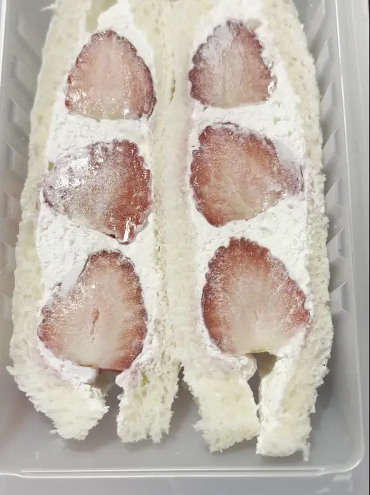 스스스우유딸기샌드위치 포장벗긴사진