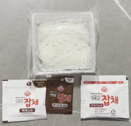 옛날잡채-라면 내용물사진