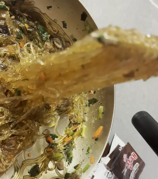 옛날잡채-라면 먹는모습