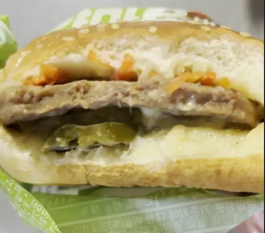 청양마요버거 내용물사진