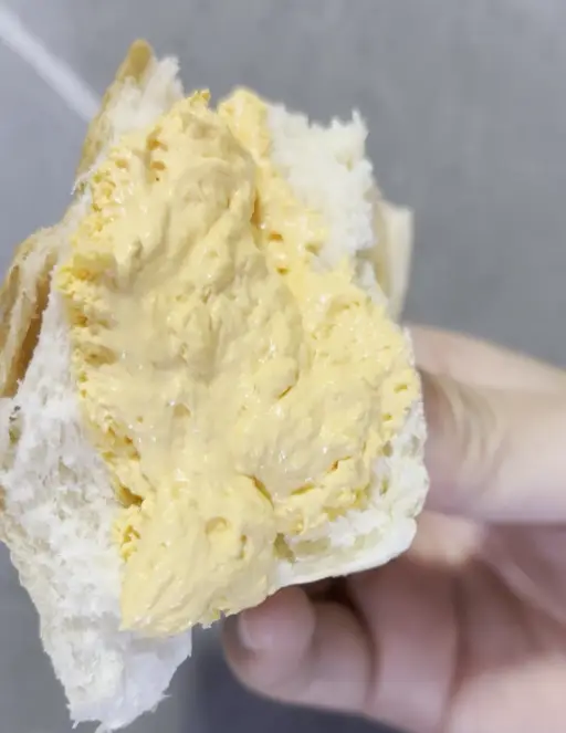 황치즈크림빵 내용물모습