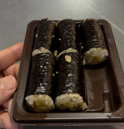 김밥 먹는중