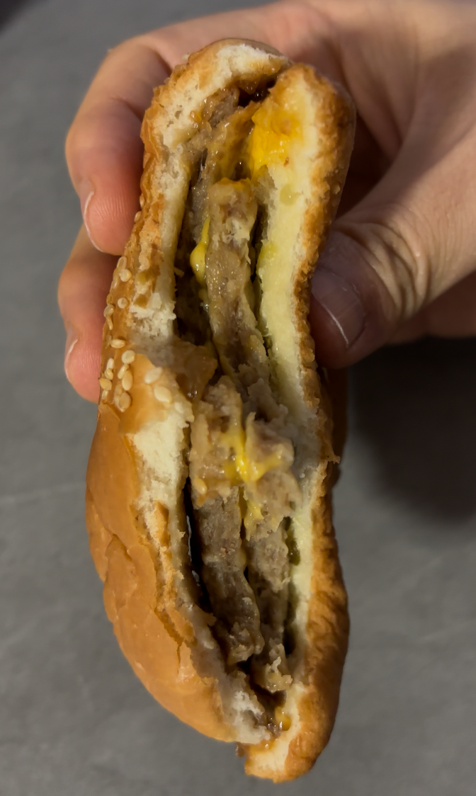 햄버거 절반정도 먹은사진