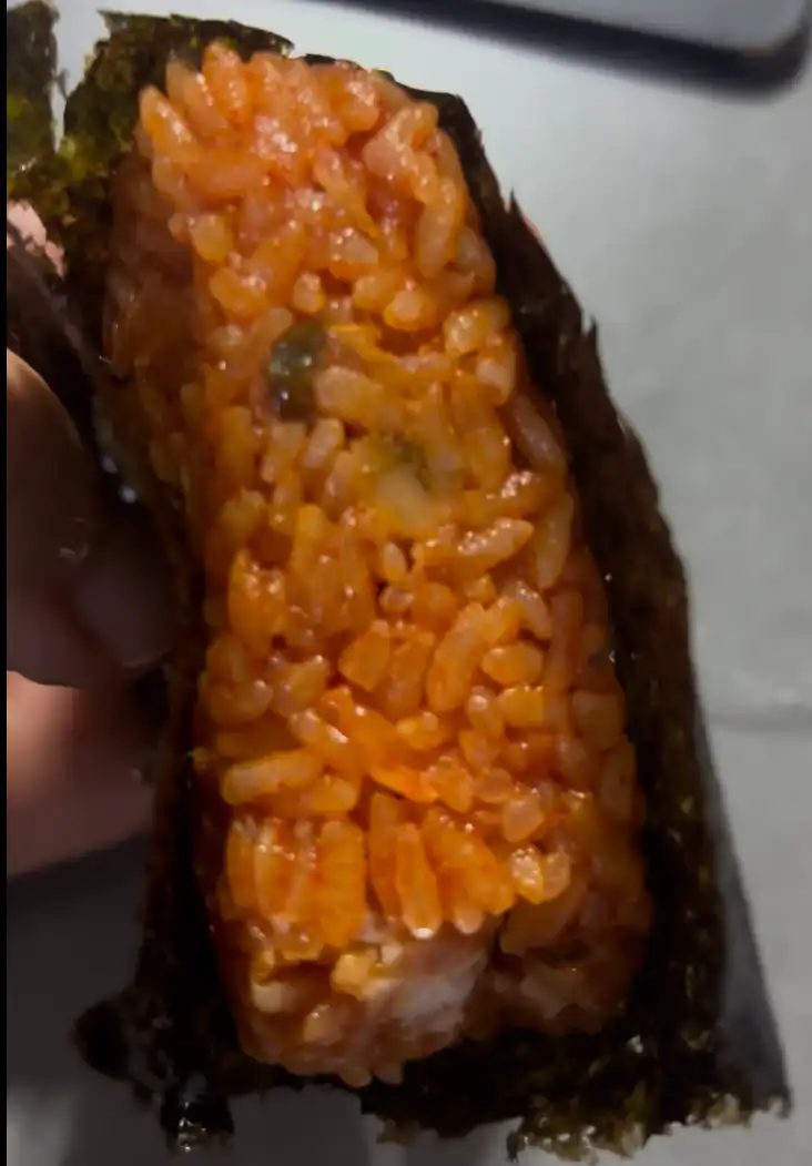 스팸김치볶음밥삼각 김밥밥알사진